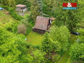 Nabízíme k prodeji dřevěnou chatu o užitné ploše 69 m² na vl