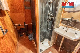 Nabízíme k prodeji dřevěnou chatu o užitné ploše 69 m² na vl