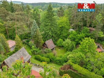 Nabízíme k prodeji dřevěnou chatu o užitné ploše 69 m² na vl