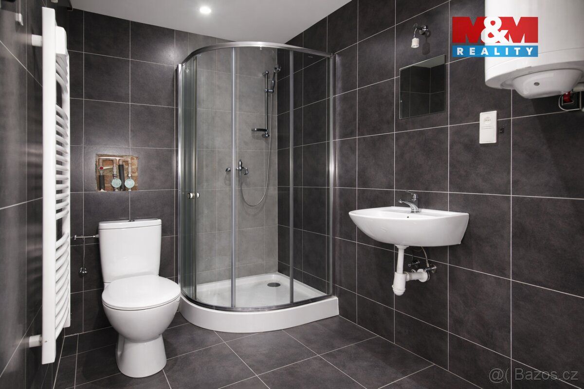 Pronájem kancelářských prostor 18 m² v 1. podlaží panelového