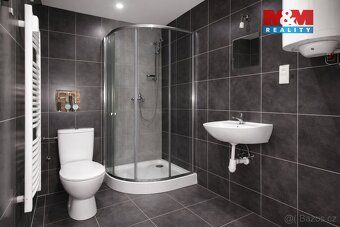 Pronájem kancelářských prostor 18 m² v 1. podlaží panelového