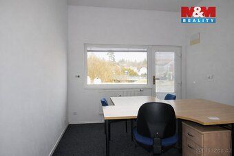 Pronájem kancelářských prostor 18 m² v 1. podlaží panelového