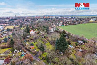 Nabízíme k prodeji pozemek o rozloze 1446 m² v klidné části 