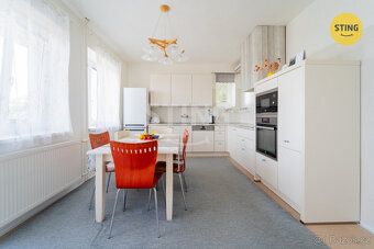Nabízíme k prodeji prostorný byt 4+1 s balkónem a terasou v 