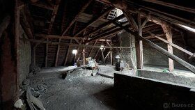 Půdní prostor 145m2 v činžovním domě v centru Slaného. Nová 
