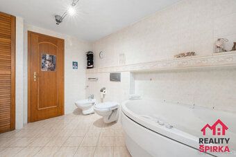 Nabízíme k prodeji velký rodinný dům o dispozici 5+2, který 