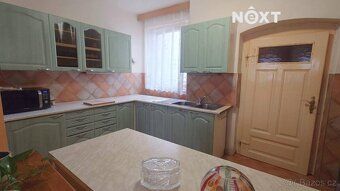 Řadový rodinný dům na hlavní třídě v Mimoni. V přízemí se na