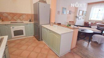 Řadový rodinný dům na hlavní třídě v Mimoni. V přízemí se na