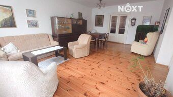 Řadový rodinný dům na hlavní třídě v Mimoni. V přízemí se na