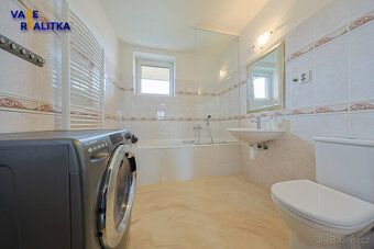 Nabízíme k pronájmu byt o dispozici 1+kk a celkové podlahové