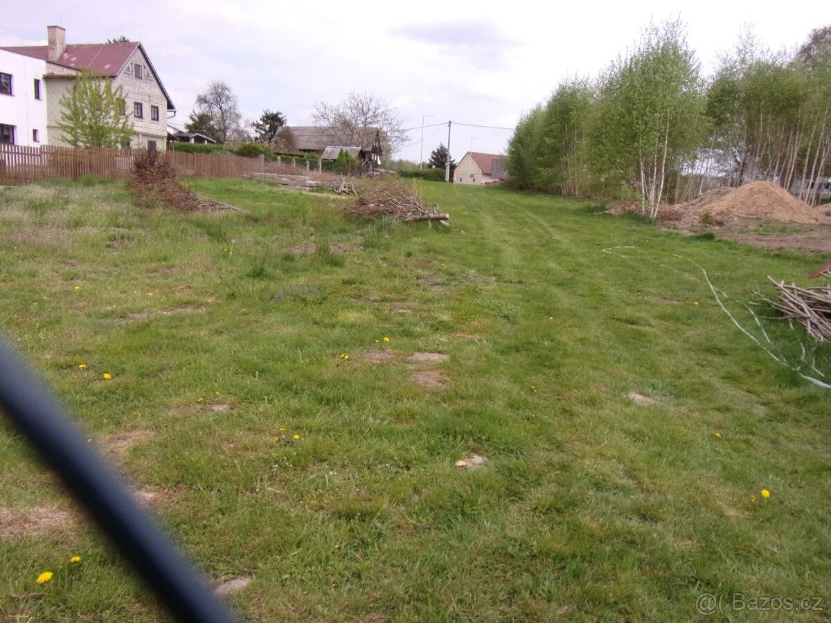 Prodám slunný stavební pozemek pro rod. dům možno s podnikán