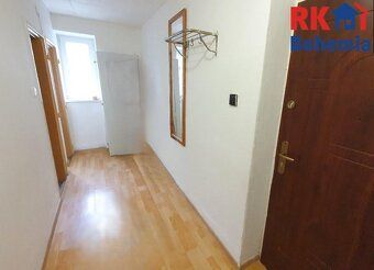 Světlý byt 2+1 s balkonem klidné bydlení kousek od centra.
N