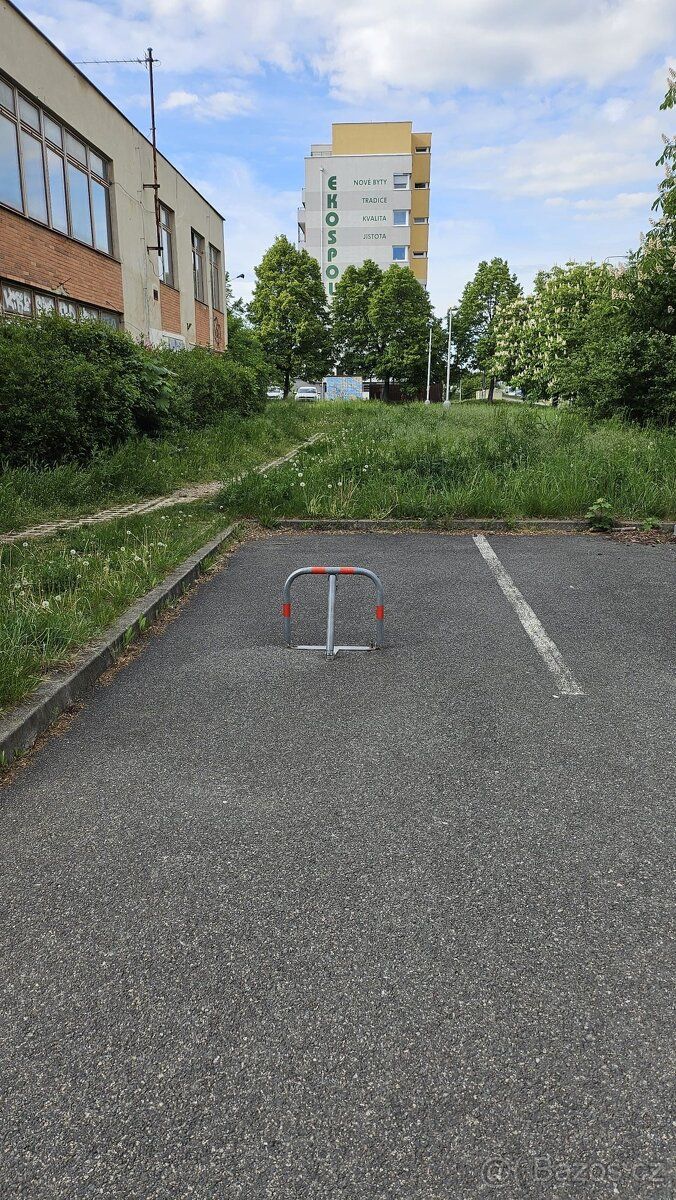 Dlouhodobě pronajmu parkovací stání na Praze 15 - Horní Měch