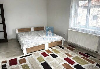 Nabízíme k pronájmu slunný byt o dispozici 2 + 1, situovaný 