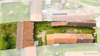 Nabízíme uzavřenou hospodářskou usedlost s původními dvěma r