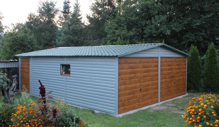Garáž 6x7 stříbrné barvy, vrata zlatý dub Sedlová střecha po