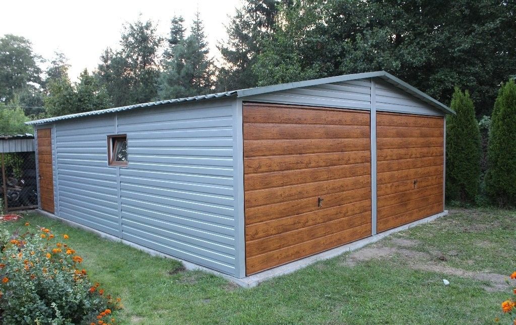 Garáž 6x7 stříbrné barvy, vrata zlatý dub Sedlová střecha po