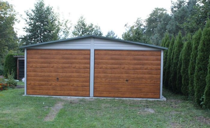 Garáž 6x7 stříbrné barvy, vrata zlatý dub Sedlová střecha po