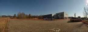 Nabízíme k pronájmu zpevněnou plochu o výměře 1300m2. Zpevně