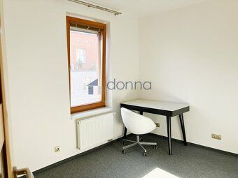 Nabízíme k pronájmu prostorný byt 4+1, o ploše 92m2 + terasa