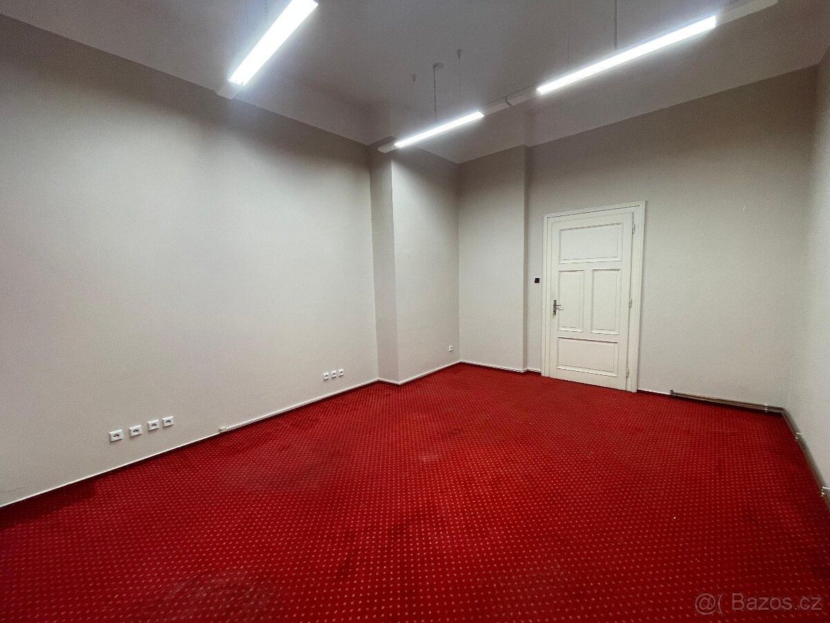 Pronajmu kanceláře v centru města i s parkovacím místem. Nab