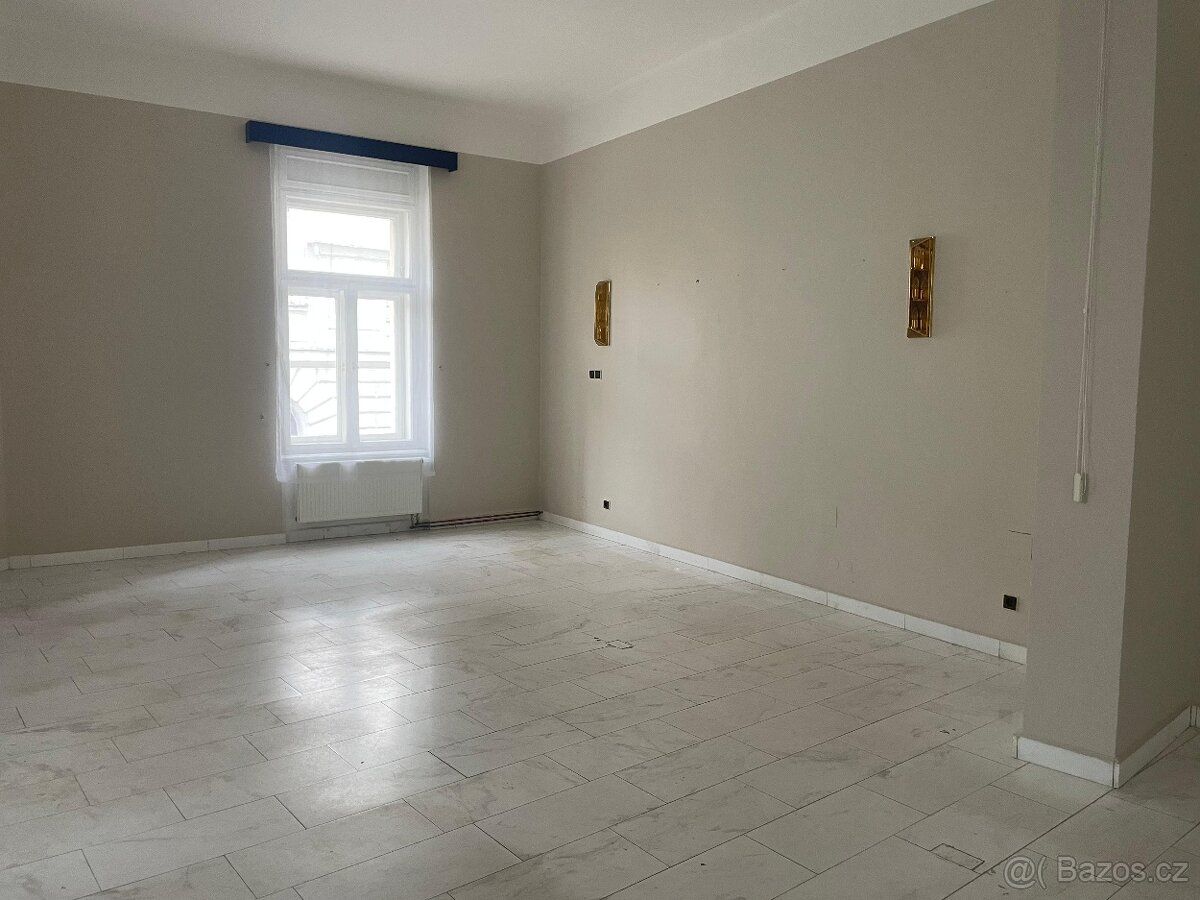 Pronajmu kanceláře v centru města i s parkovacím místem. Nab