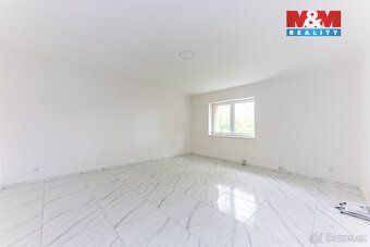 Nabízíme k pronájmu prostorný řadový rodinný dům po rekonstr