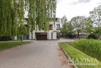 Byt 3+kk, 78,8 m2 + balkon 9,7 m2 + sklep + garážové stání.
