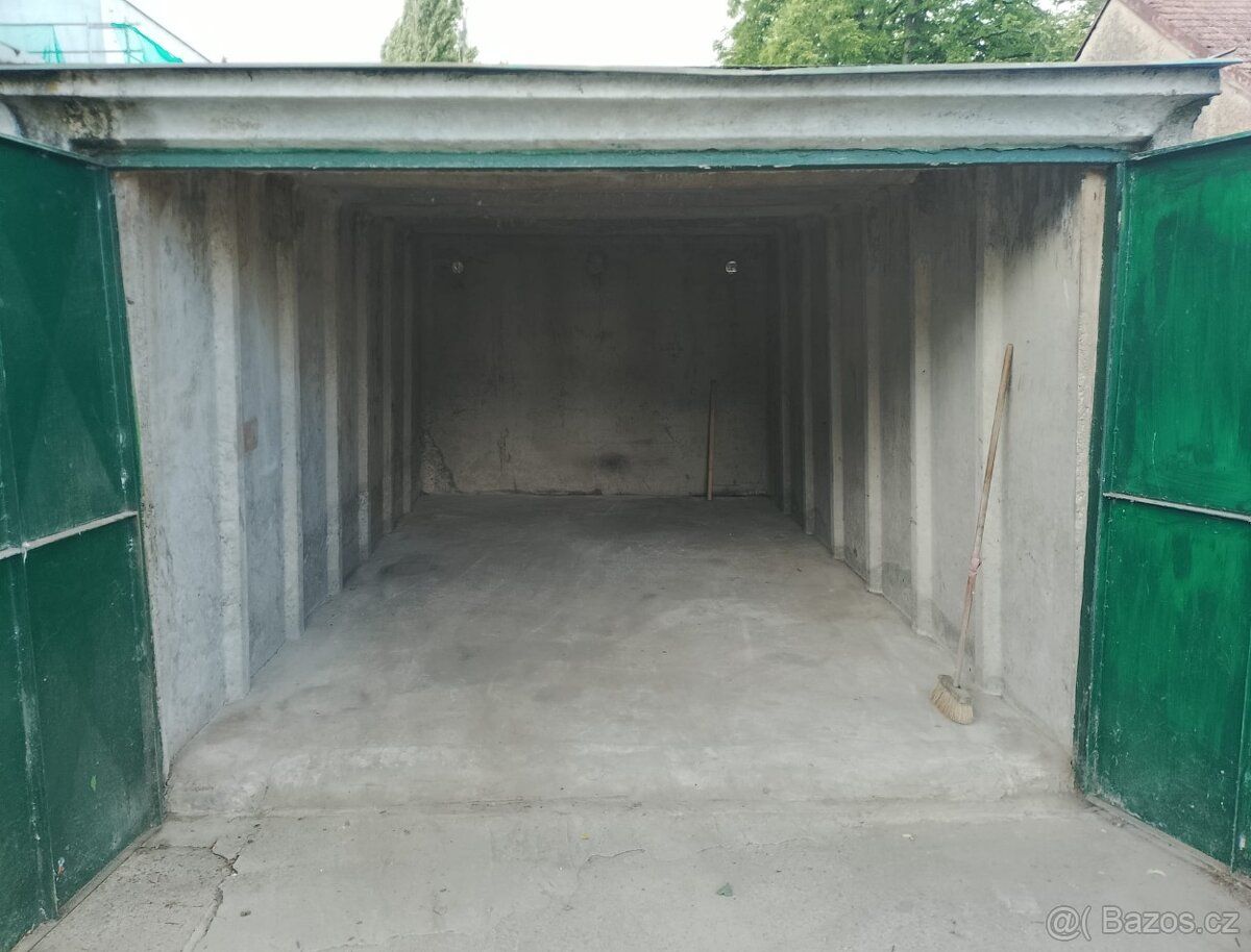 Pronajmu garáž v Hořicích u školního statku. 5m x 3m. Výška 