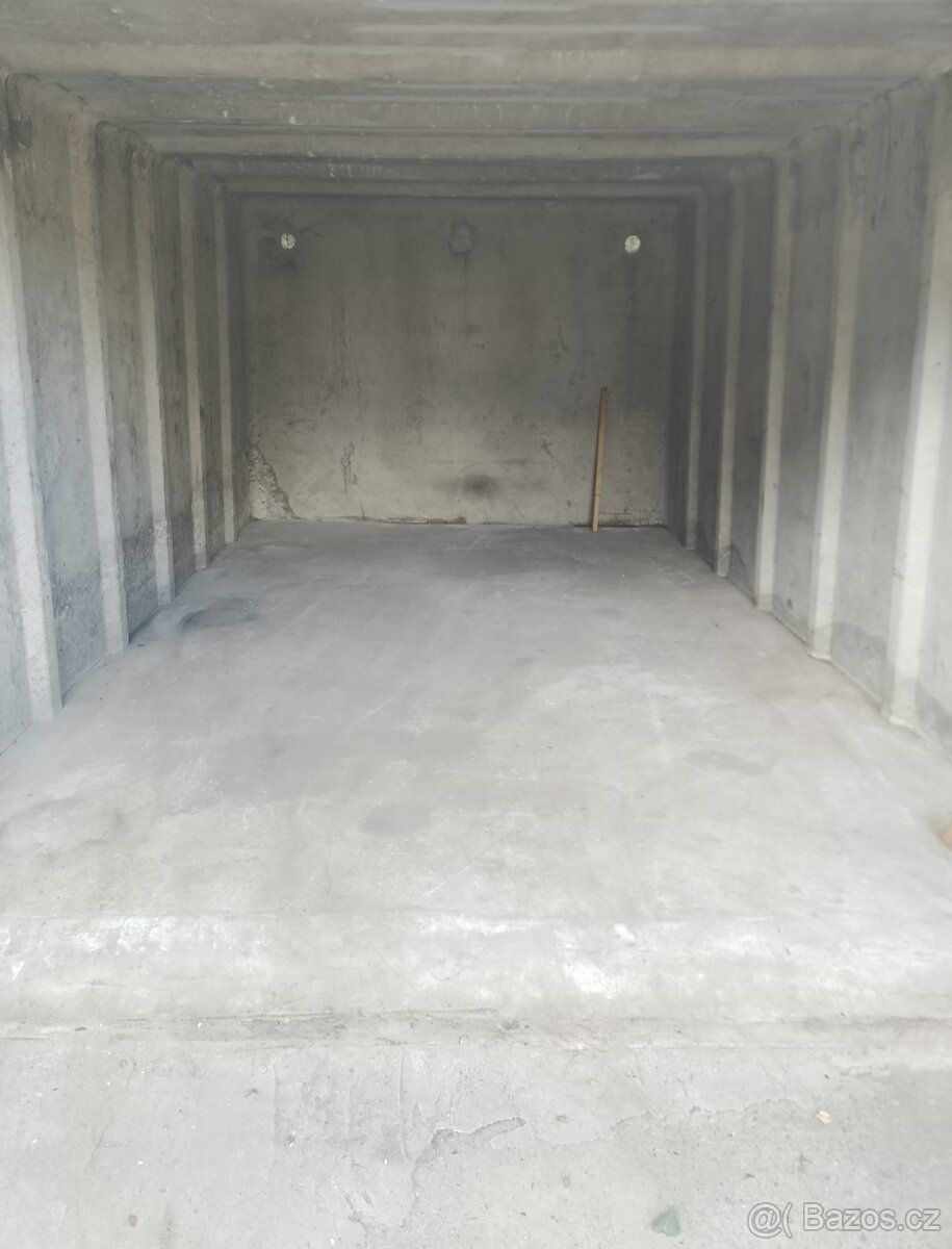 Pronajmu garáž v Hořicích u školního statku. 5m x 3m. Výška 