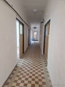 Nabízíme k pronájmu dvě kanceláře v administrativní budově, 