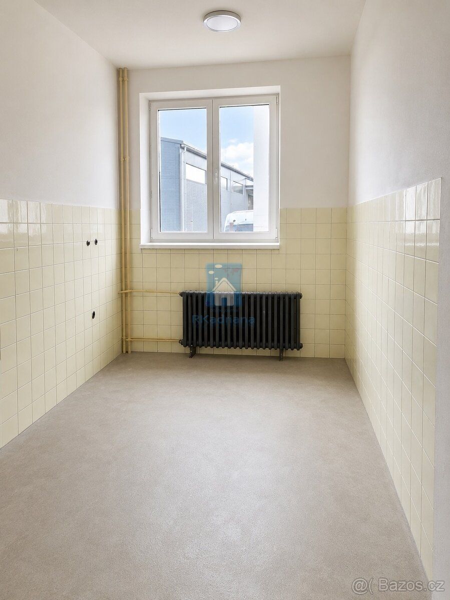 Nabízíme k pronájmu dvě kanceláře v administrativní budově, 