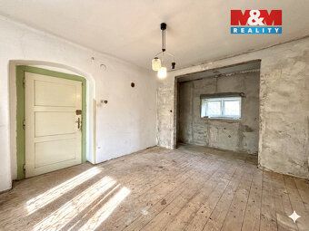 Hledáte dům u Rychnova nad Kněžnou? Tento dvoupatrový cihlov