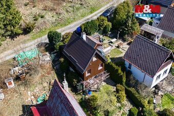Nabízíme k prodeji krásnou chatu 55 m² s pozemkem 384 m² v m