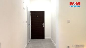 Nabízíme k pronájmu světlý byt o dispozici 2+kk a podlahové 