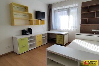 Ev.č. 592B030-1 Nabízíme k pronájmu prostorný rodinný dům o 