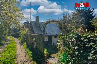Nabízíme částečně zděnou chatu o užitné ploše 48 m² na vlast