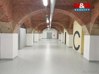 Nabízíme k pronájmu prostorný, zařízený byt 3+kk s garážovým