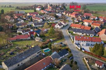Prodám 560 m čtverečních pozemku : louka + les s protékající