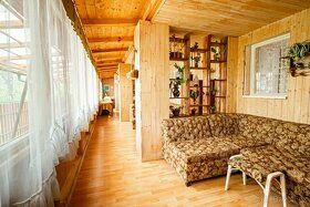 Nabízíme Vám krásnou chatu s 3 apartmány v Zálužné. Chatka j