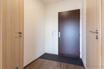 K dlouhodobému podnájmu nabízíme světlý a prakticky řešený b