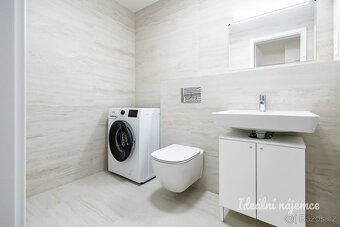 Nabízíme k dlouhodobému podnájmu světlý a moderní byt 2+kk v