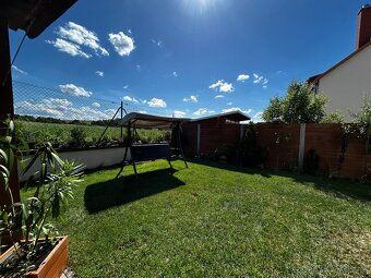 Nabízíme řadový krajový dům o dispozici 4+kk (134m2) pozemek