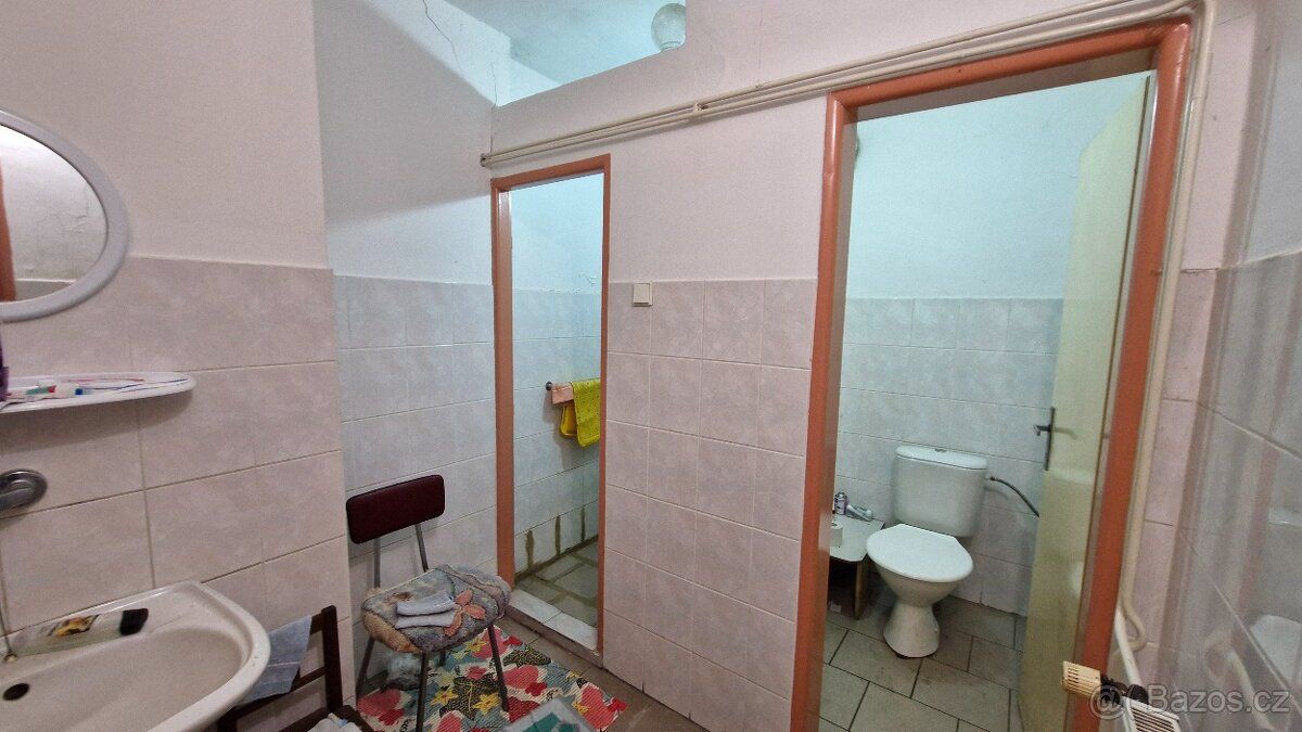 Nabízíme k pronájmu byt v přízemí bytového domu v centru obc
