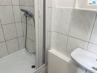 + 1 400,- Kč/měs + elektřina cca 700,- Kč + kauce + provize 