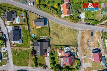 Nabízíme pozemek o výměře 758 m² v klidné části Jílového u D