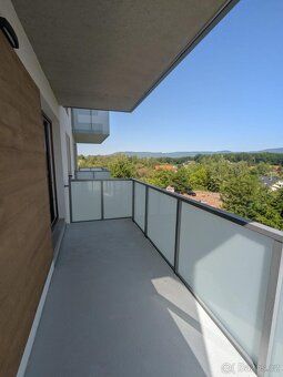 Nabízíme k pronájmu moderní byt o dispozici 3+kk s balkónem 