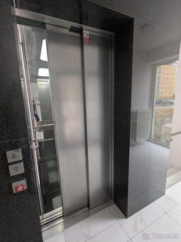 Nabízíme k pronájmu moderní byt o dispozici 3+kk s balkónem 