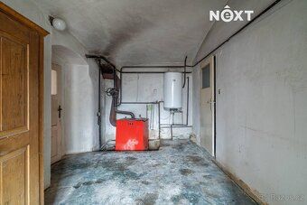 Tento dům u lesa, nad zámkem a zámeckými zahradami v Loučné 