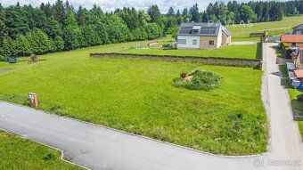 Tento výjimečný stavební pozemek o velkorysé výměře 1 104 m²